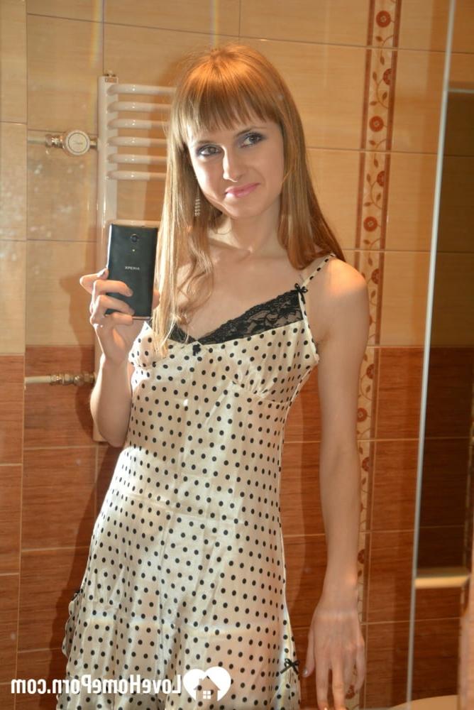 14P Skinny MILF tira selfies sensuais e brinca com sua bunda gostosa e boceta careca