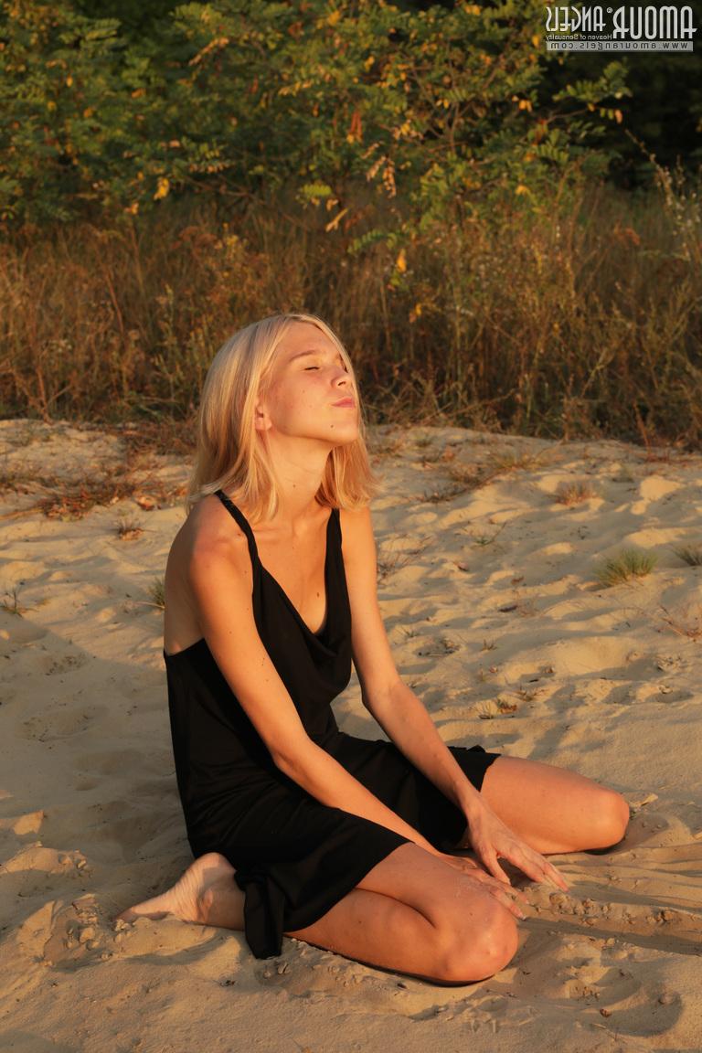 20P La joven rubia delgada nora se quita un pequeño vestido negro para desnudarse al aire libre