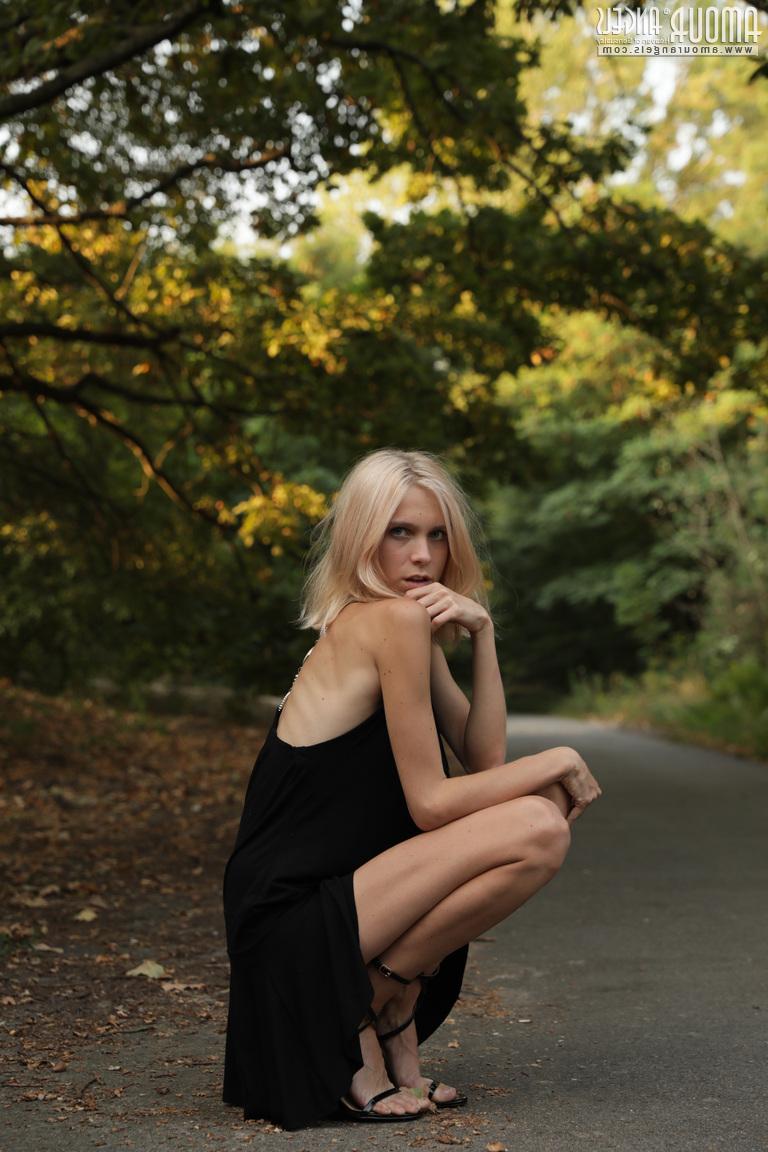 20P La joven rubia delgada nora se quita un pequeño vestido negro para desnudarse al aire libre