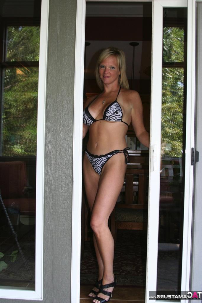 20P L'amatrice blonde Jayme Lawrence se masturbe en bikini avant une baise hard.