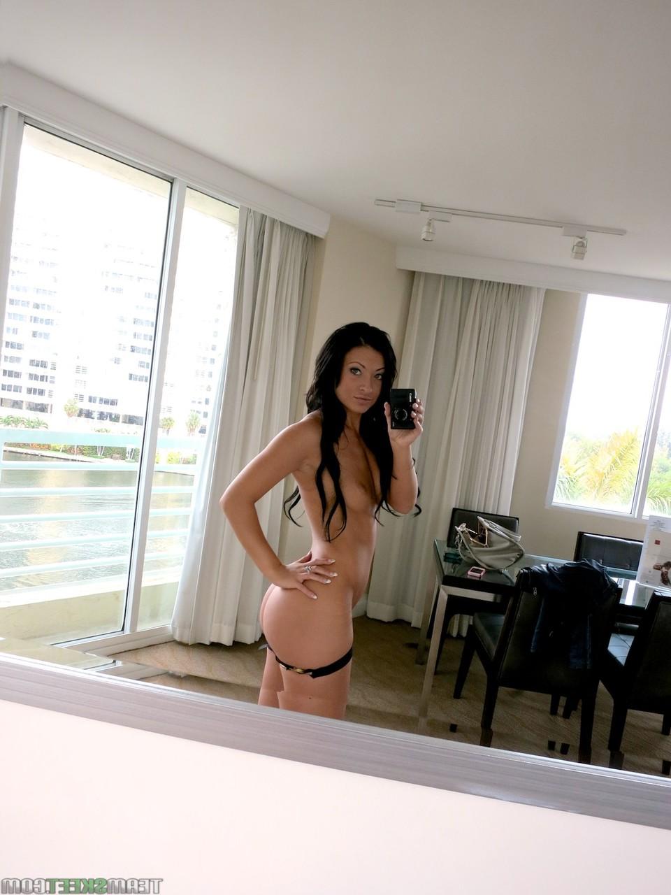17P La pequeña adolescente Kelly Diamond se quita los pantalones cortos y muestra un fantástico culo grande