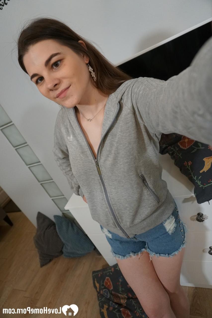 20P Une brune se déshabille en solo et exhibe ses petits seins et son cul rond.