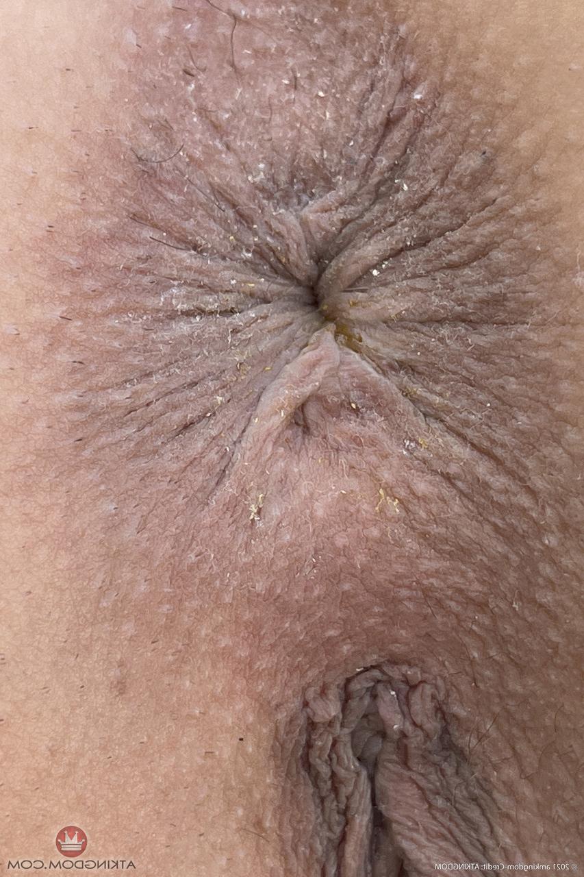 20P Lily Adams, une amatrice aux fesses juteuses, exhibe ses trous de près en extérieur.