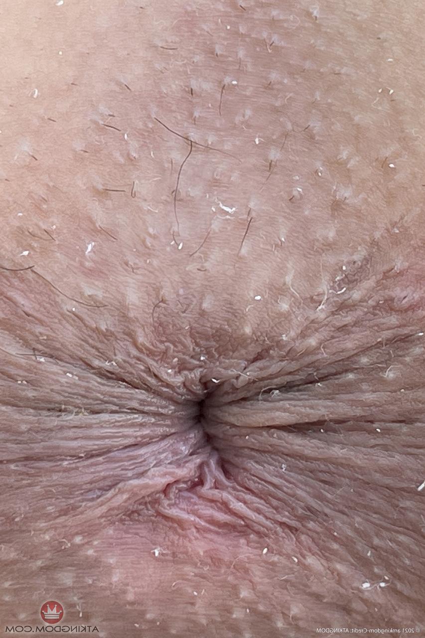 20P Lily Adams, une amatrice aux fesses juteuses, exhibe ses trous de près en extérieur.