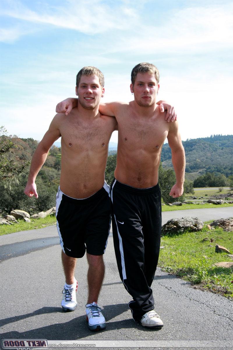 20P Les athlètes chauds Matt Studding et David Studding se masturbent après avoir pris une douche.