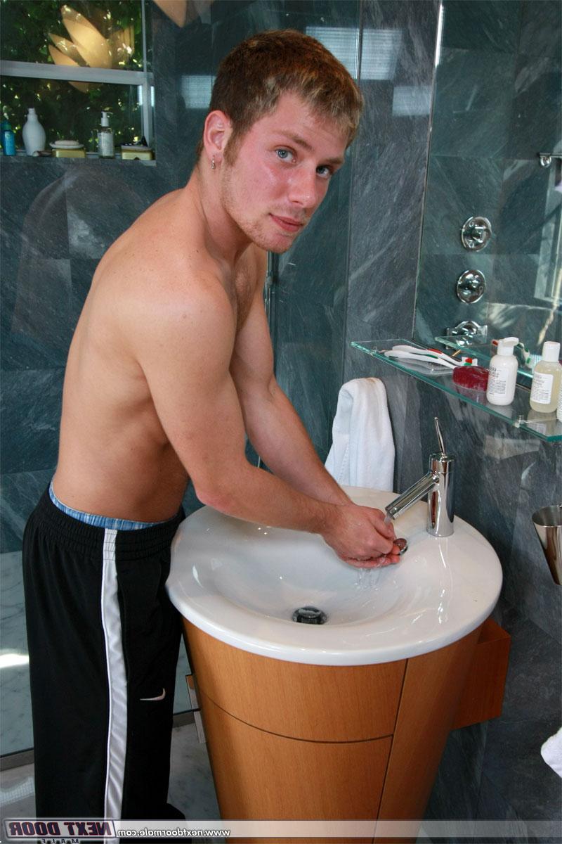 20P Les athlètes chauds Matt Studding et David Studding se masturbent après avoir pris une douche.