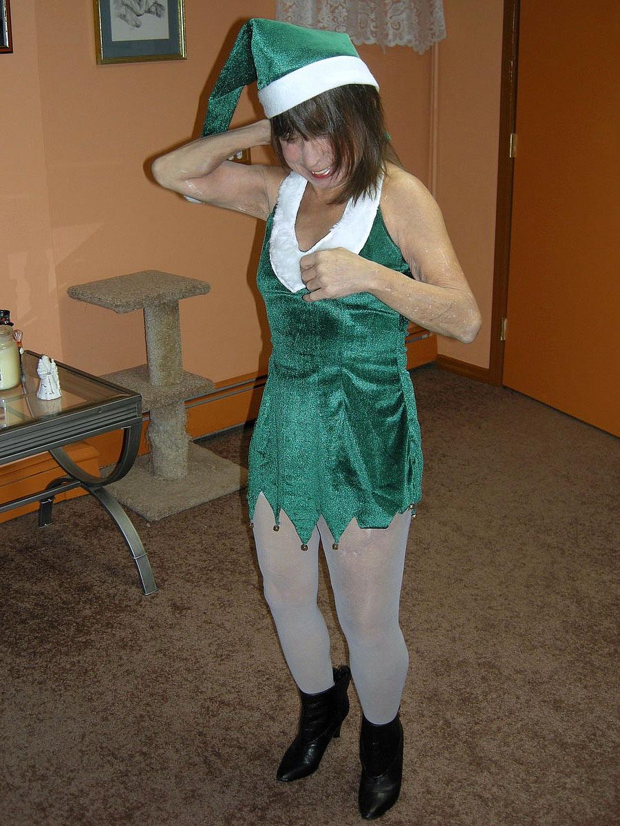 20P Die Amateur-MILF Vixen spielt mit ihren großen Titten und masturbiert in einem Weihnachtssolo