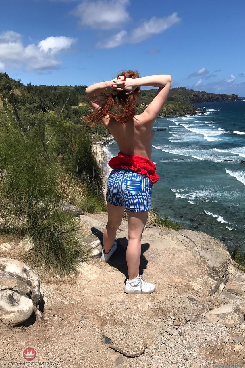 20P A bela ruiva Athena Rayne posa totalmente vestida e nua em sua compilação