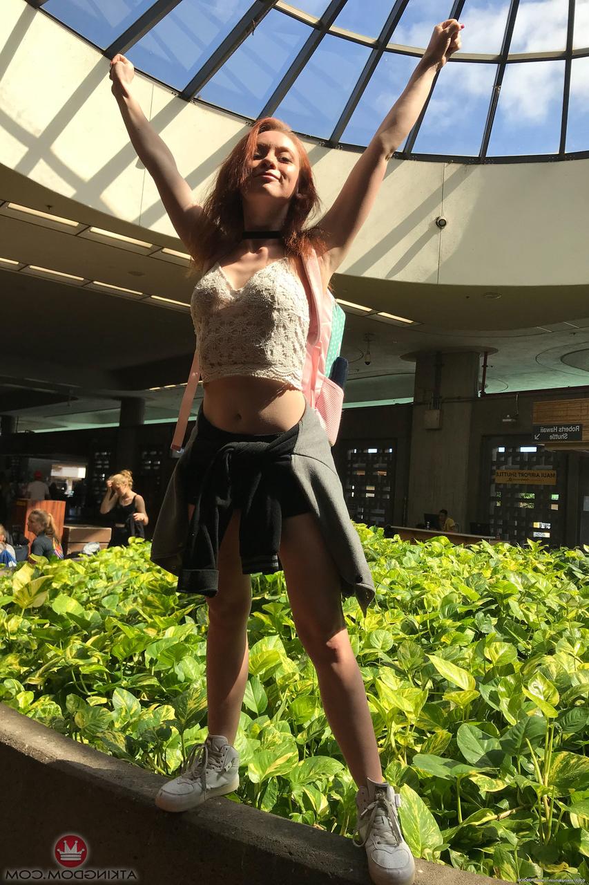 20P A bela ruiva Athena Rayne posa totalmente vestida e nua em sua compilação