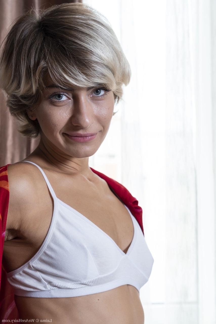 20P La americana Laima se desnuda, se abre de piernas y se toca el manguito peludo