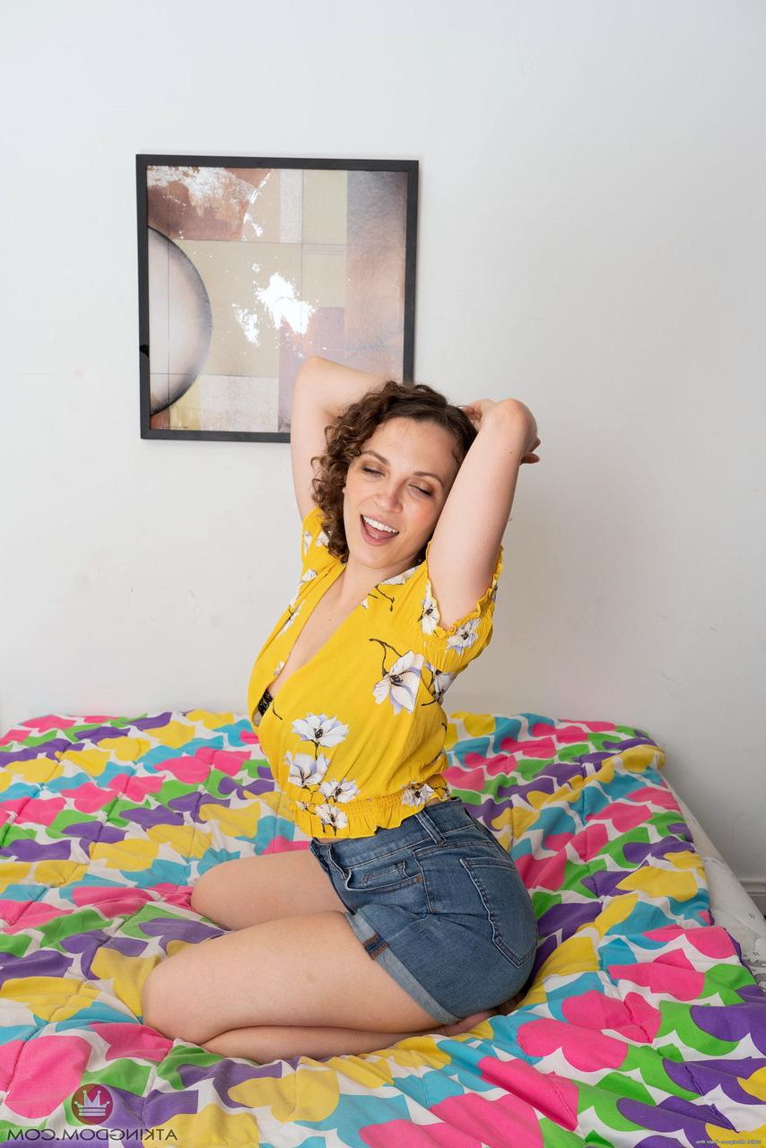 20P La hermosa húngara Lily Love muestra su gran trasero y abre su chocho peludo