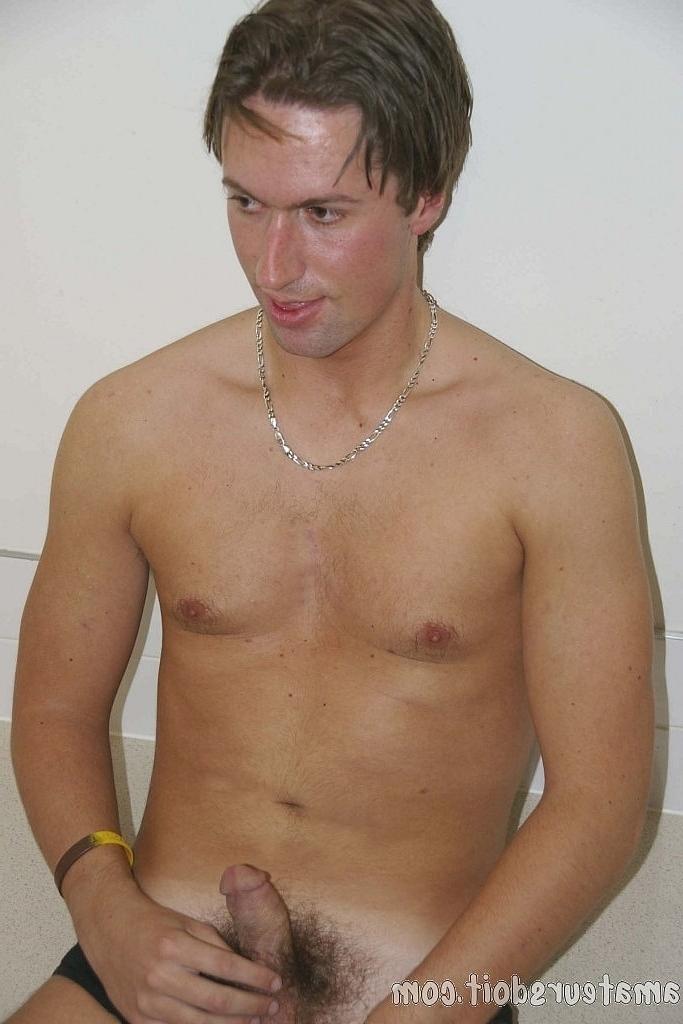 20P Gay amador Marko Moore perde a roupa e acaricia seu pau peludo