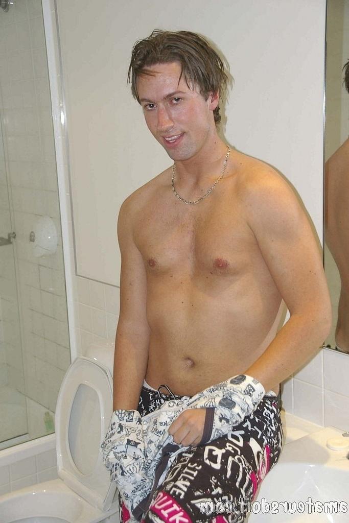 20P Gay amador Marko Moore perde a roupa e acaricia seu pau peludo