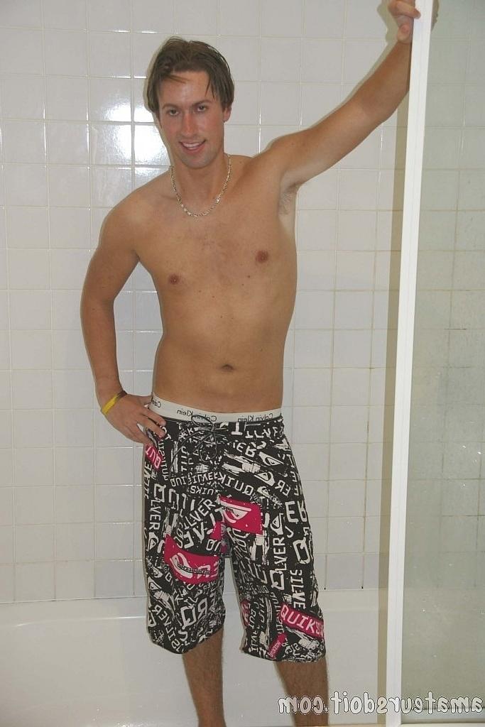 20P Gay amador Marko Moore perde a roupa e acaricia seu pau peludo