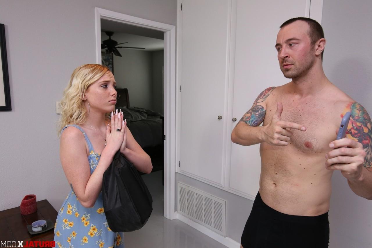 12P Die junge Blondine Dixie Lynn wird von ihrem Stiefbruder zu hartem Sex gezwungen