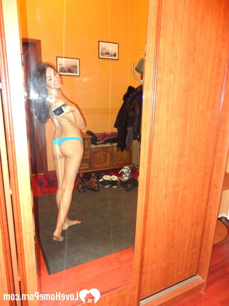 20P Morena amateur muestra sus increíbles tetas y su coño calvo mientras se toma selfies desnuda