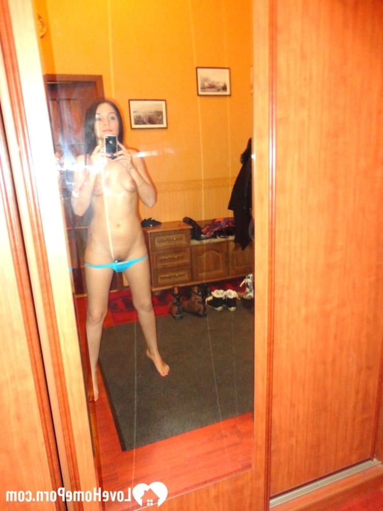 20P Morena amateur muestra sus increíbles tetas y su coño calvo mientras se toma selfies desnuda