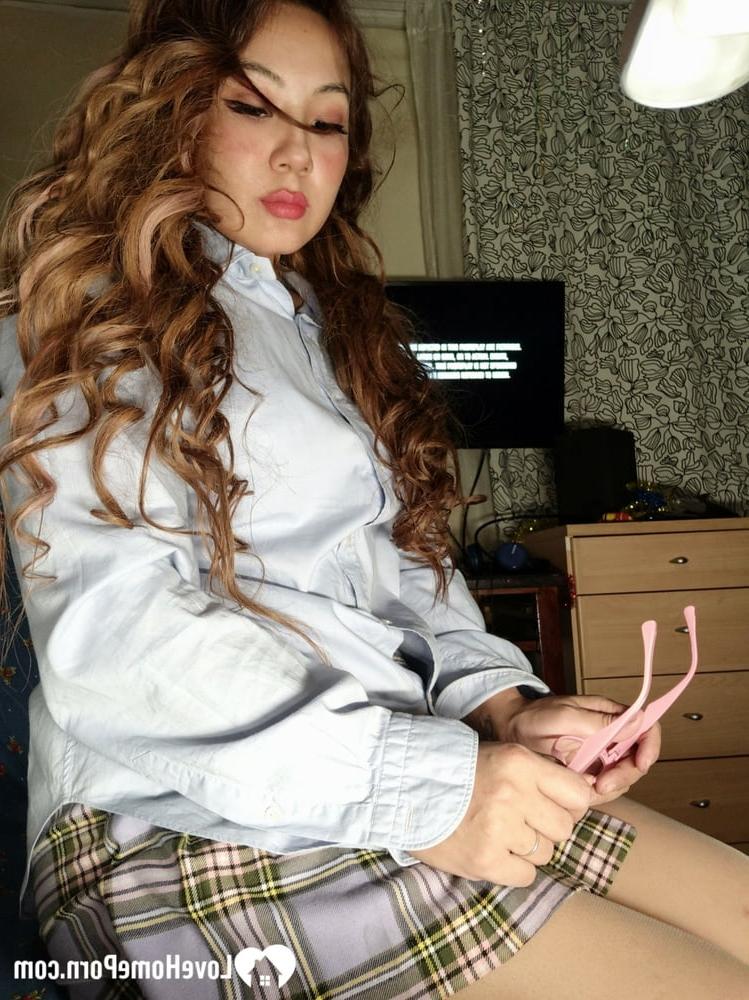 20P Asiatische Amateurin enthüllt ihre schönen braunen Nippel und ihre heiße, fickbare Muschi