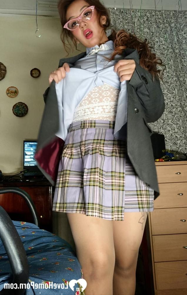 20P Asiatische Amateurin enthüllt ihre schönen braunen Nippel und ihre heiße, fickbare Muschi