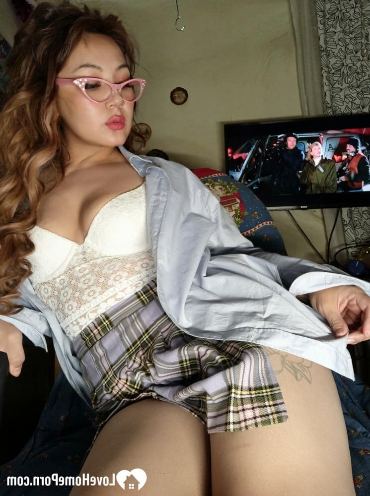 20P Asiatische Amateurin enthüllt ihre schönen braunen Nippel und ihre heiße, fickbare Muschi