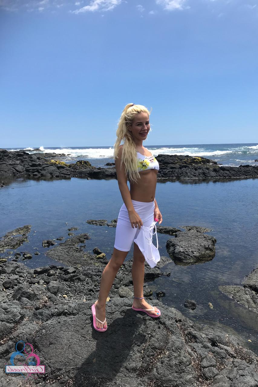 20P A amadora Bella Rose brinca com seu corpo enquanto posa em diferentes ambientes