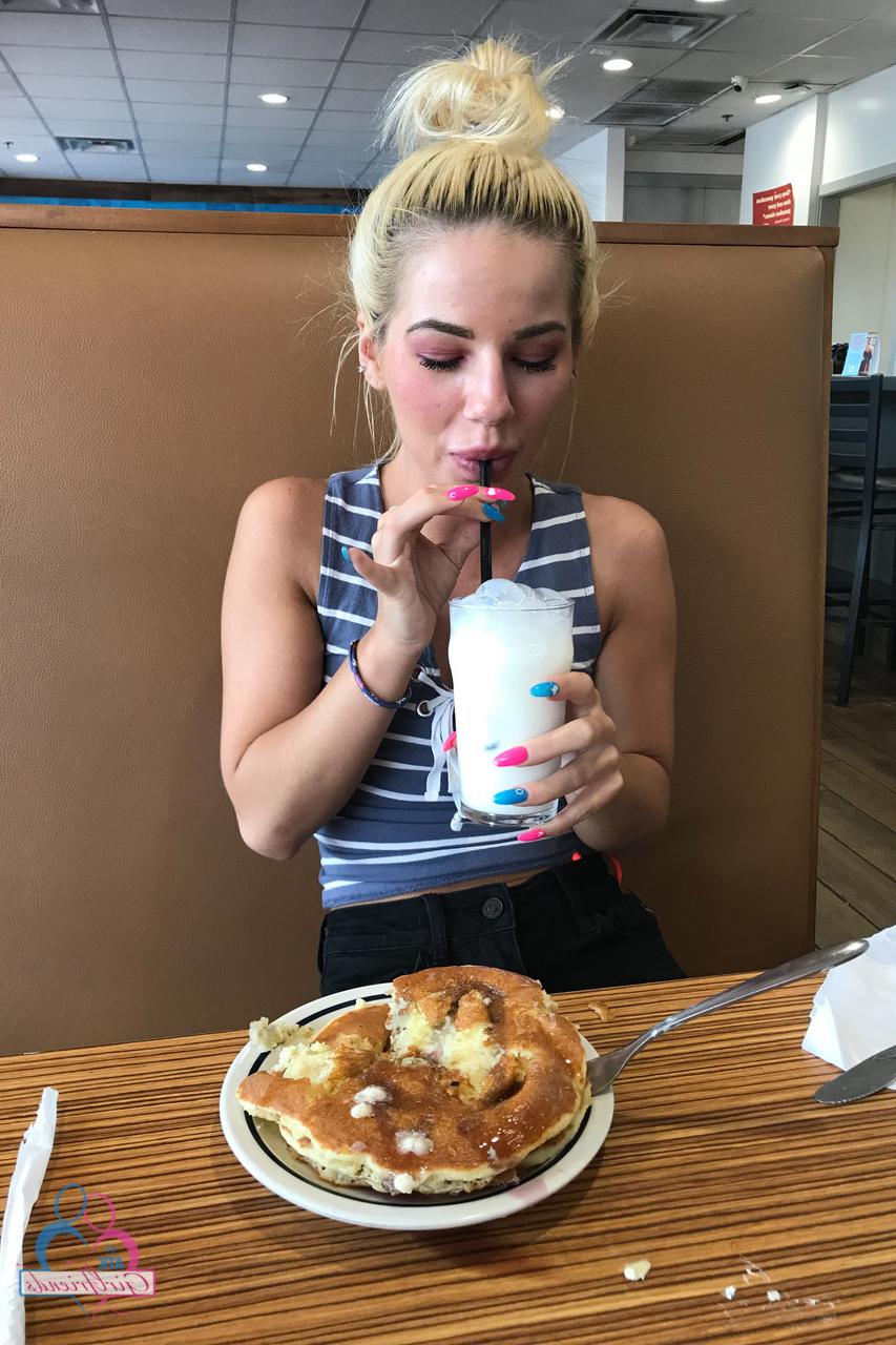 20P A amadora Bella Rose brinca com seu corpo enquanto posa em diferentes ambientes