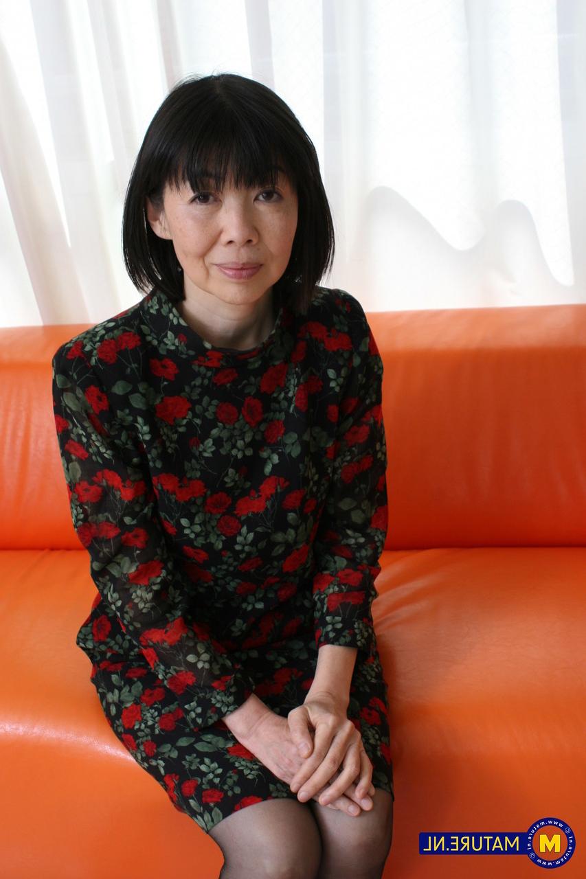 11P La japonesa madura Mitsuyo Morita se masturba antes de que comience el sexo en POV