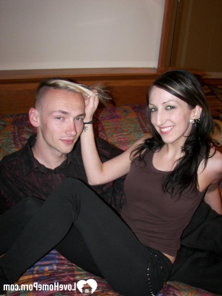 20P Sexy Brünette gibt einen Deepthroat BJ und genießt harten Sex in einer hausgemachten Szene