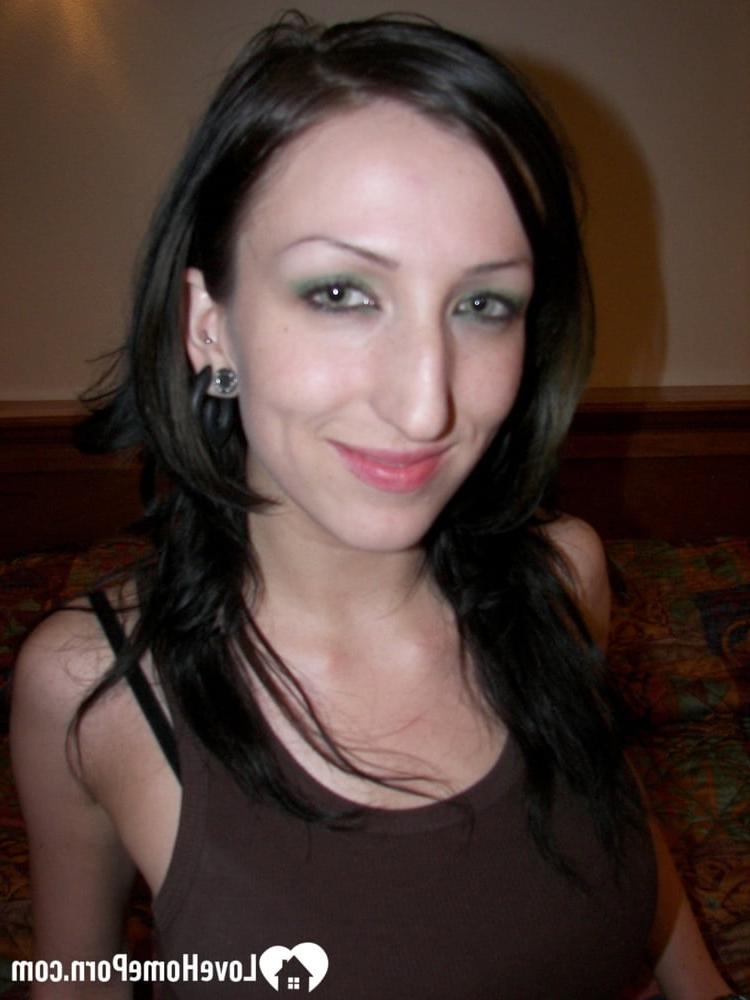 20P Sexy Brünette gibt einen Deepthroat BJ und genießt harten Sex in einer hausgemachten Szene