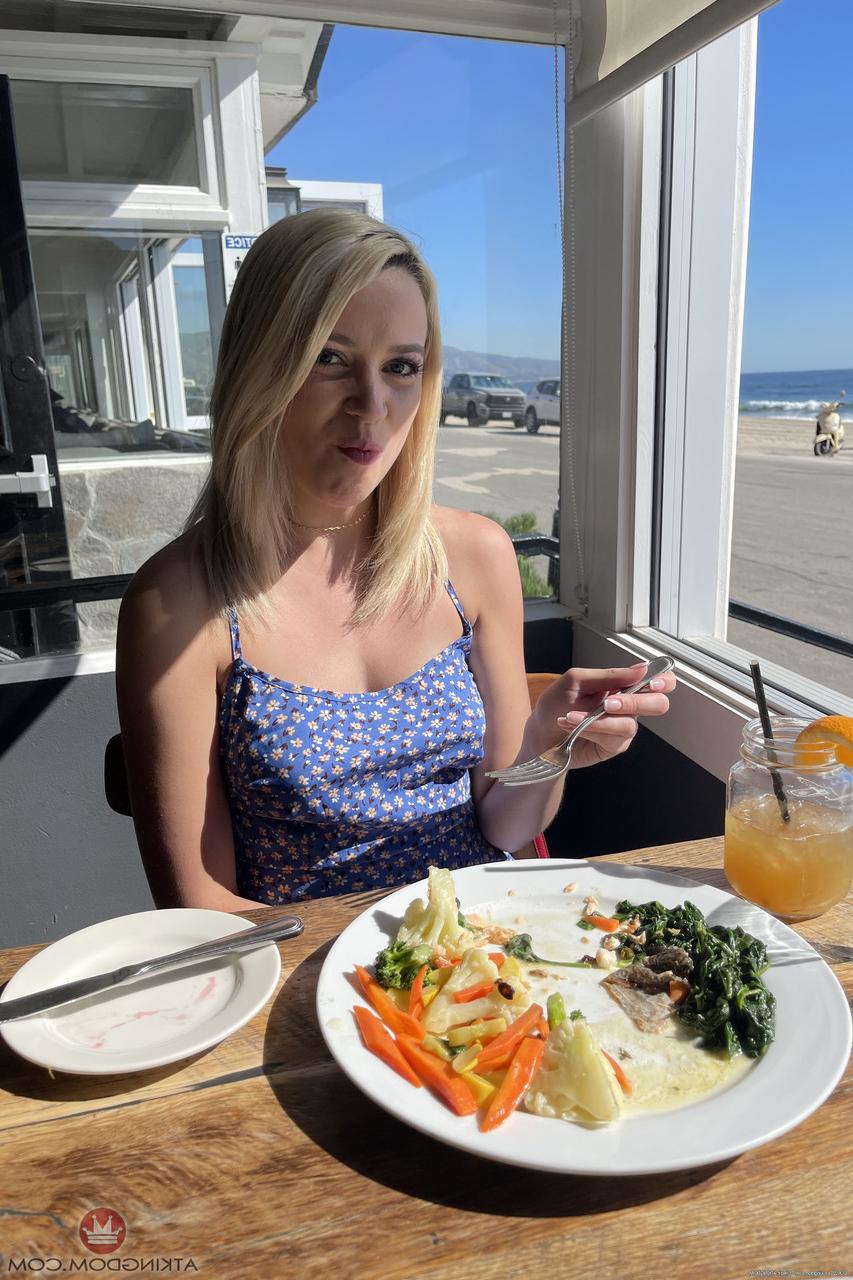 20P A loira sexy Madison Summers mostra seus deliciosos lábios de buceta de perto
