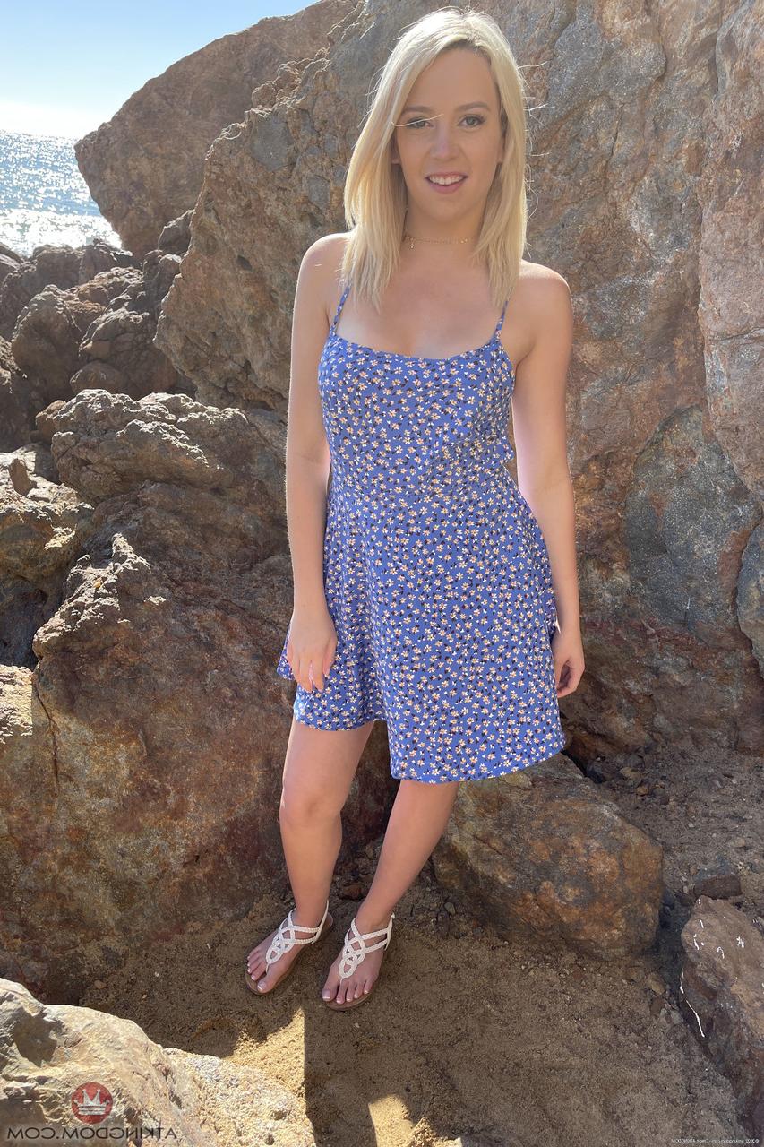 20P A loira sexy Madison Summers mostra seus deliciosos lábios de buceta de perto