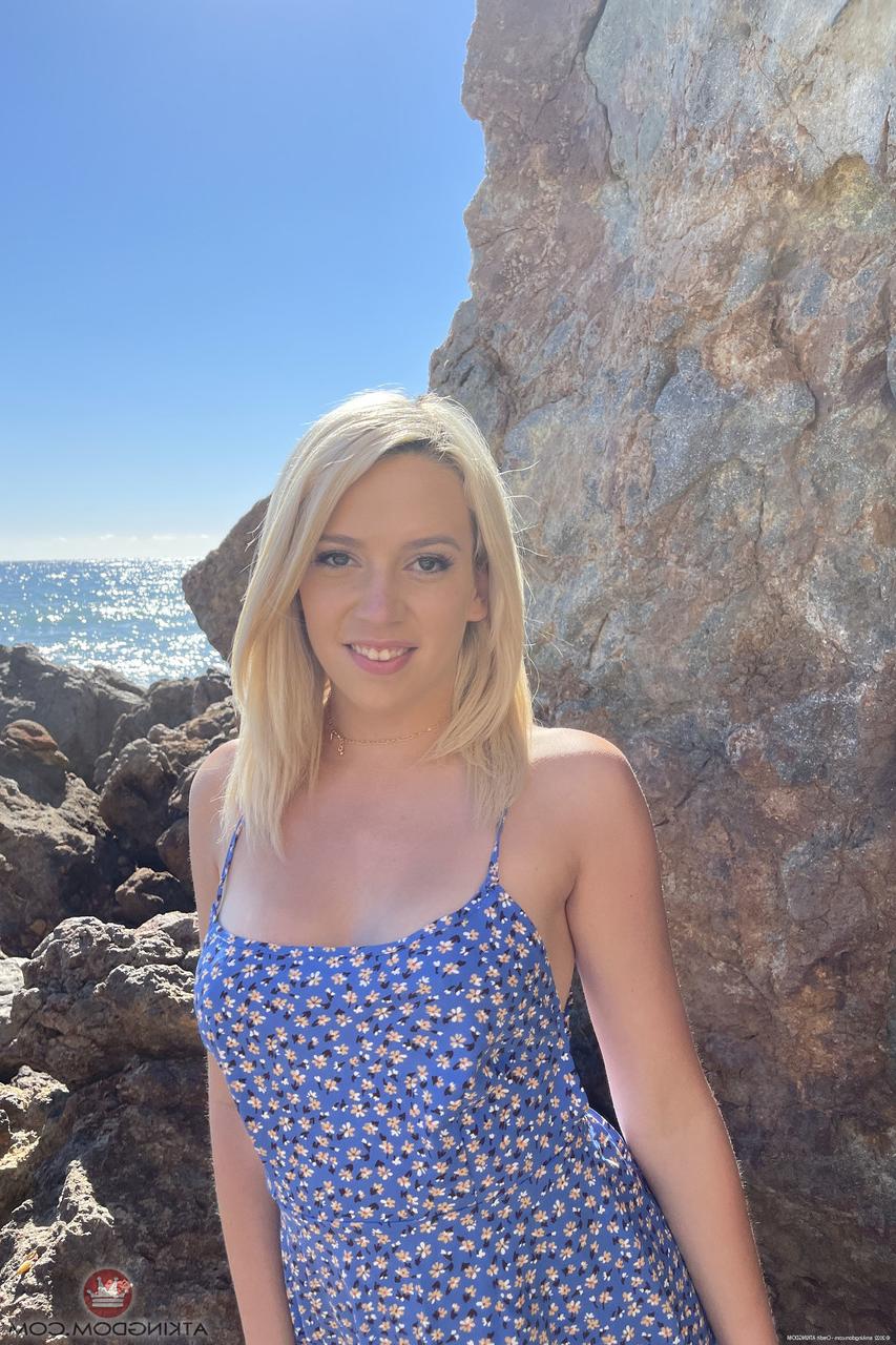 20P A loira sexy Madison Summers mostra seus deliciosos lábios de buceta de perto