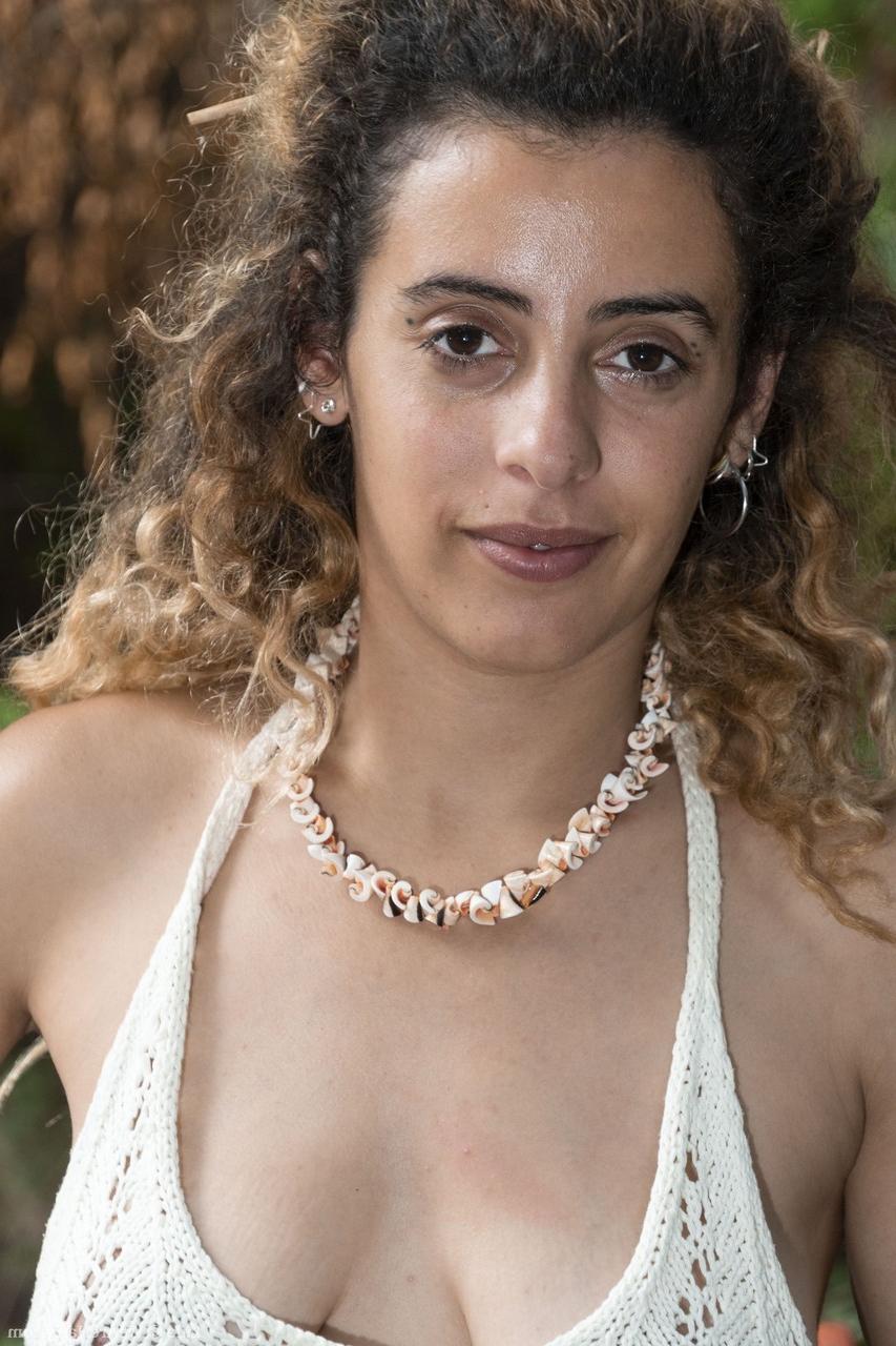 20P Gorgeous amateur babe Lula playing with her long pussy hair outdoors