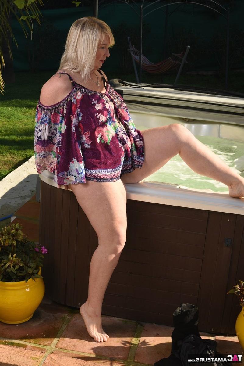 16P A loira mais velha e gorda, Melody, tira a legging preta antes de uma banheira de hidromassagem ao ar livre