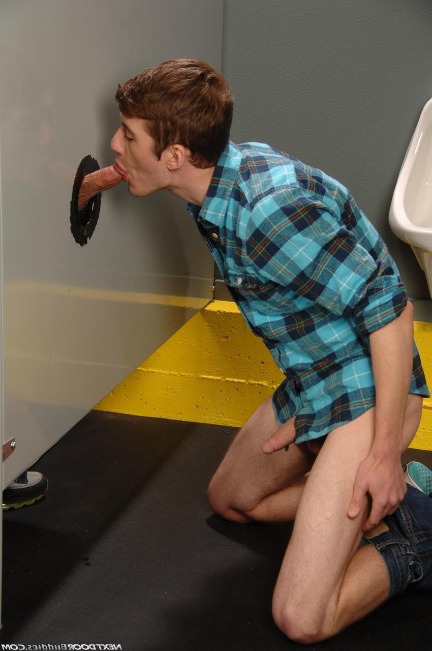 20P Der junge schwule Max Chandler hat Analsex, nachdem er einem Hengst an einem Gloryhole einen geblasen hat