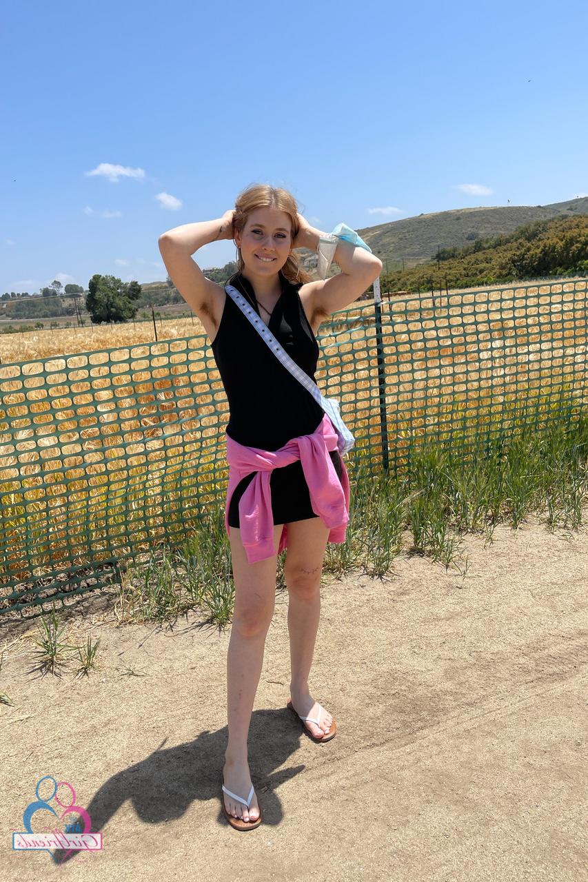 20P La petite amie blonde Fiona Sprouts expose sa chatte chaude, son gros cul et ses jolis seins.