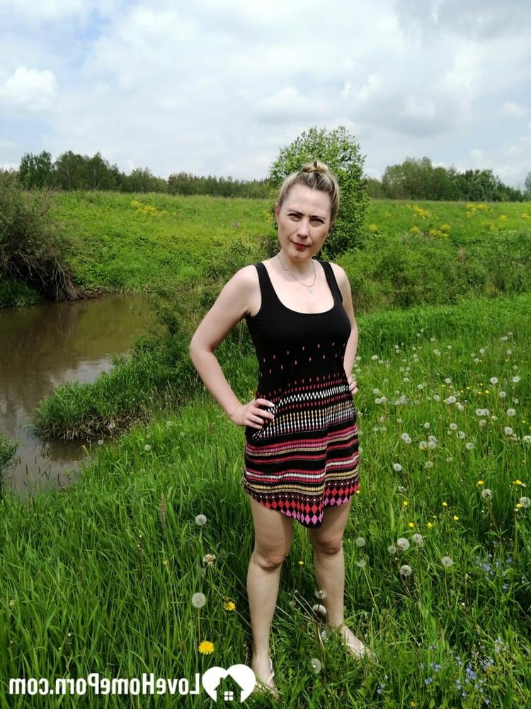 20P Blonde Amateurin streichelt ihre tollen Naturtitten und stellt ihre Löcher im Freien zur Schau