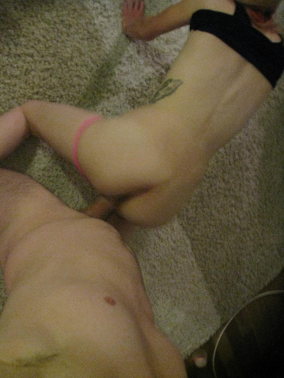 20P Une ado sexy aux grands yeux suce une grosse bite et lui fait un tour en levrette