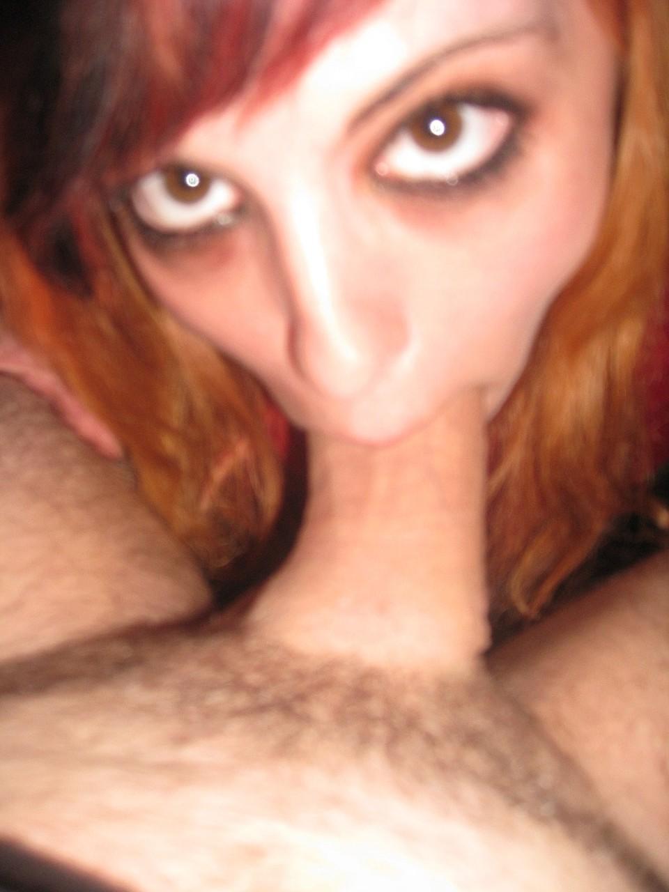 20P Une ado sexy aux grands yeux suce une grosse bite et lui fait un tour en levrette