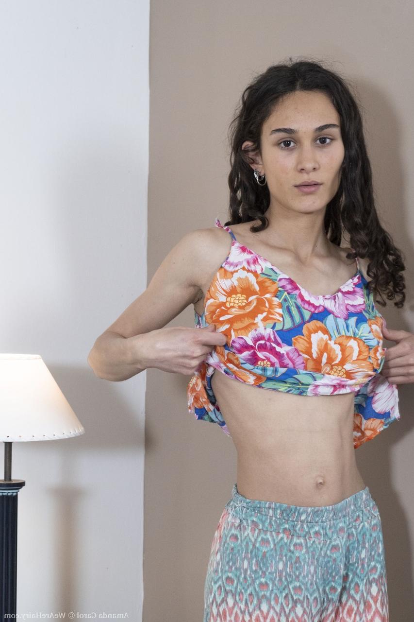 19P A adolescente amadora magrinha Amanda Carol espalha sua buceta peluda na cama