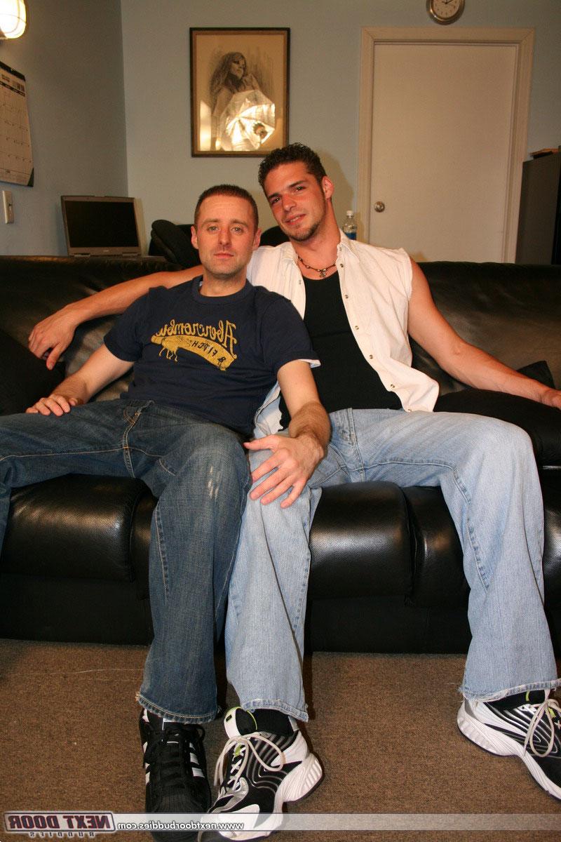 20P La pareja gay Matt y Luc se chupan la gran polla antes de tener sexo anal