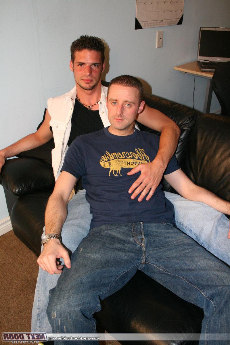 20P La pareja gay Matt y Luc se chupan la gran polla antes de tener sexo anal