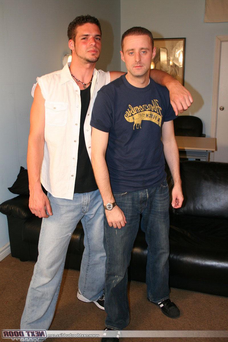 20P La pareja gay Matt y Luc se chupan la gran polla antes de tener sexo anal