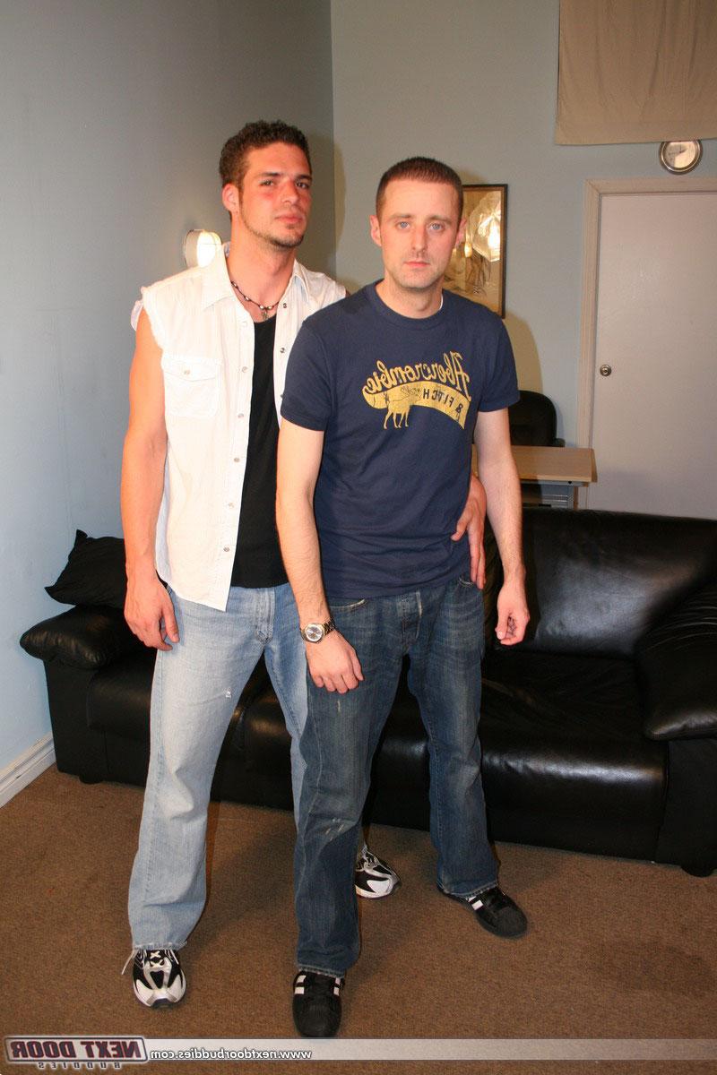20P La pareja gay Matt y Luc se chupan la gran polla antes de tener sexo anal