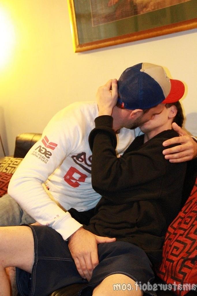 20P Lucas Layby et Sammy Swallow, amateurs gays doux, se sucent la bite.