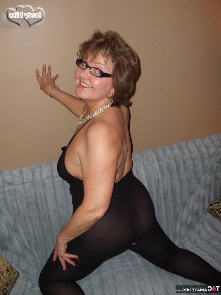 16P A senhora mais velha Busty Bliss mostra seus seios naturais enquanto brinca com um brinquedo sexual