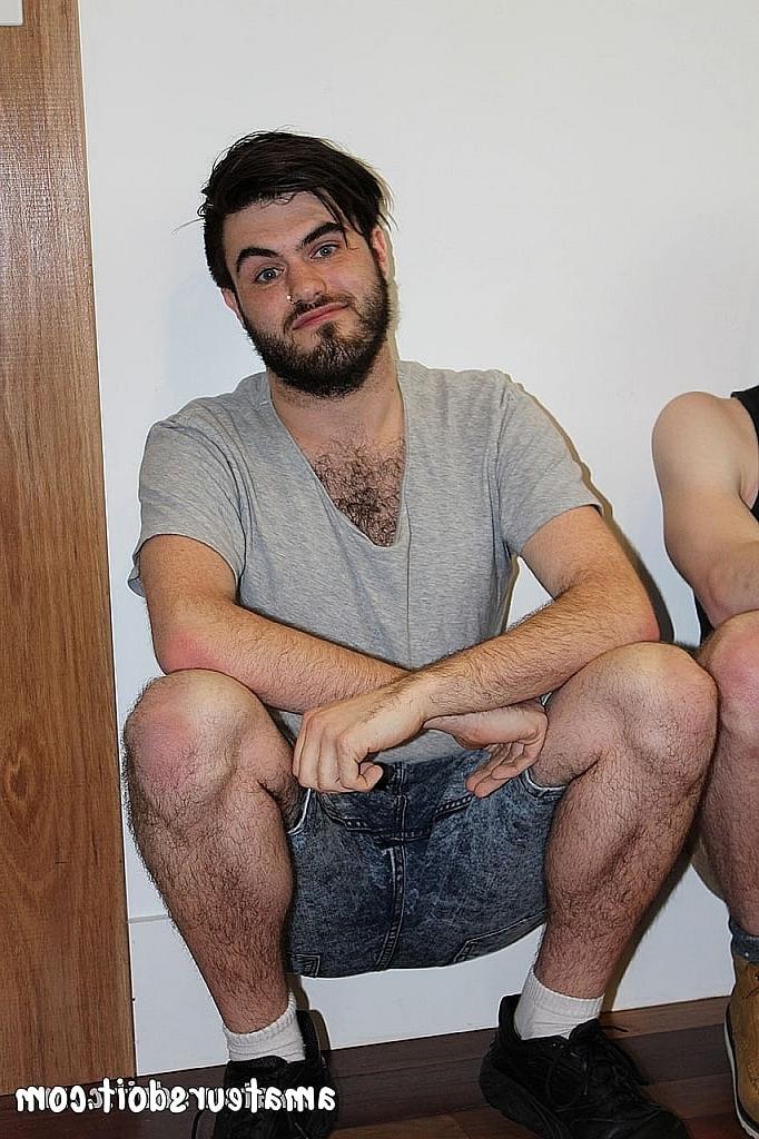 20P Trois adolescents gays en chaleur se déshabillent, se lèchent et se caressent la bite