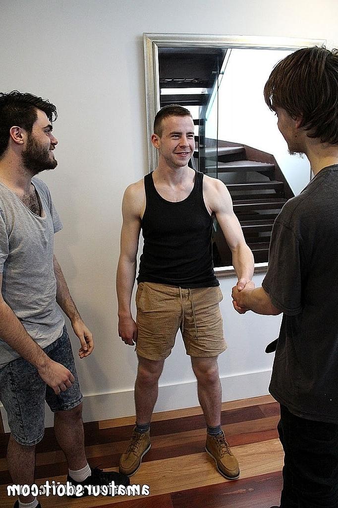 20P Trois adolescents gays en chaleur se déshabillent, se lèchent et se caressent la bite