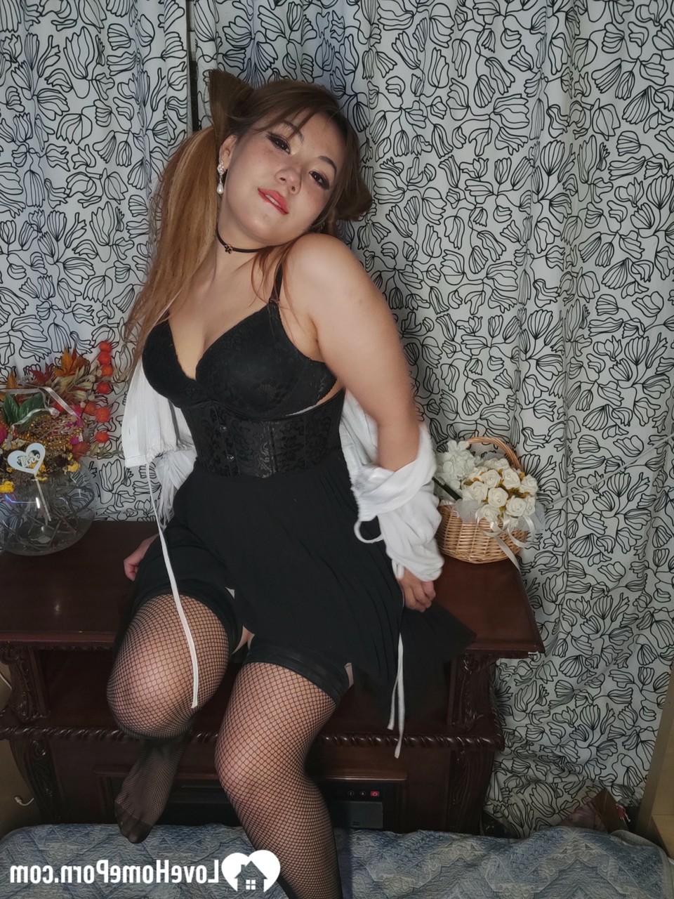 20P Belleza asiática traviesa masturbándose con corsé y medias de nailon