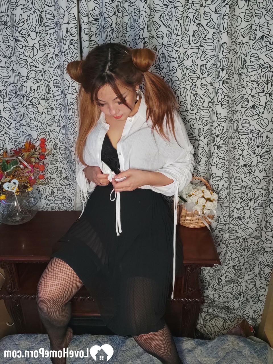 20P Belleza asiática traviesa masturbándose con corsé y medias de nailon